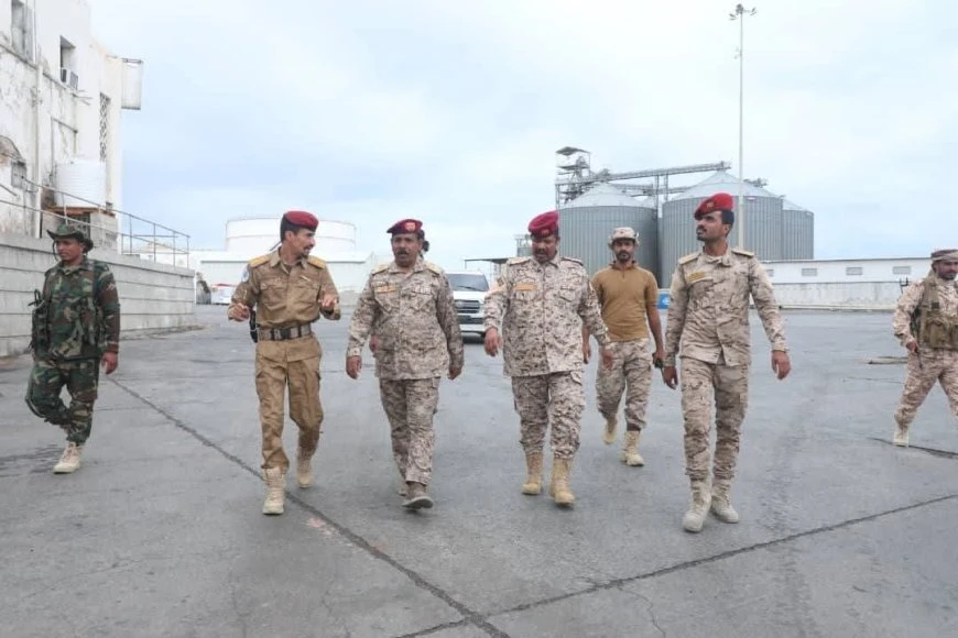 قائد المنطقة العسكرية الثانية يتفقد قوة خفر السواحل والمواقع التابعة لها في المكلا ويشيد بمستوى الانضباط و والجاهزية