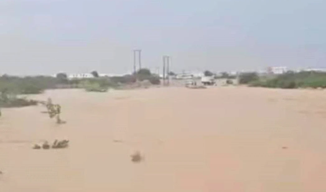 السيول تقطع خط حضرموت المهرة و توقف حركة السير