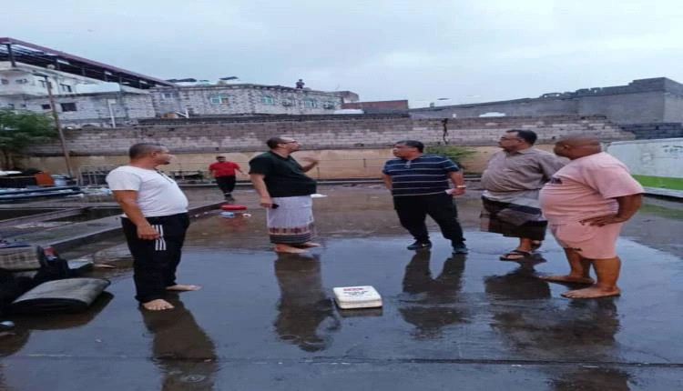 وكيل العاصمة عدن الشاذلي يدير عملية معالجة آثار الأمطار