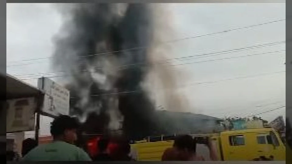 حريق يلتهم ورشة صيانة في عدن بسبب ماس كهربائي