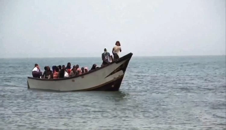اعتراض قارب تهريب بشر يقل 120 مهاجراً واعتقال 3 مهربين قبالة السواحل اليمنية
