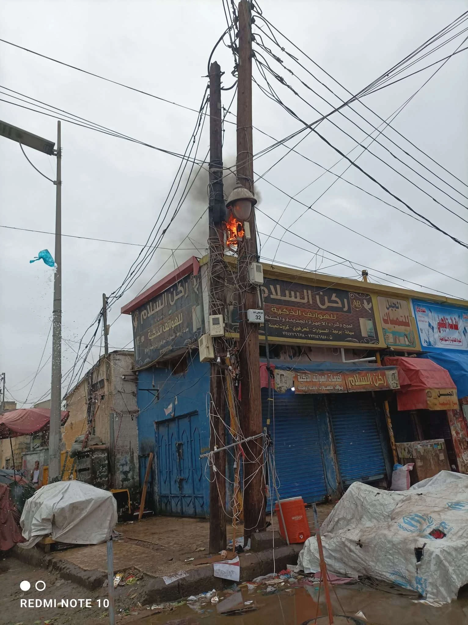 اندلاع حريق بعمود انارة بالقرب من مكتب وسام معاوية بعدن