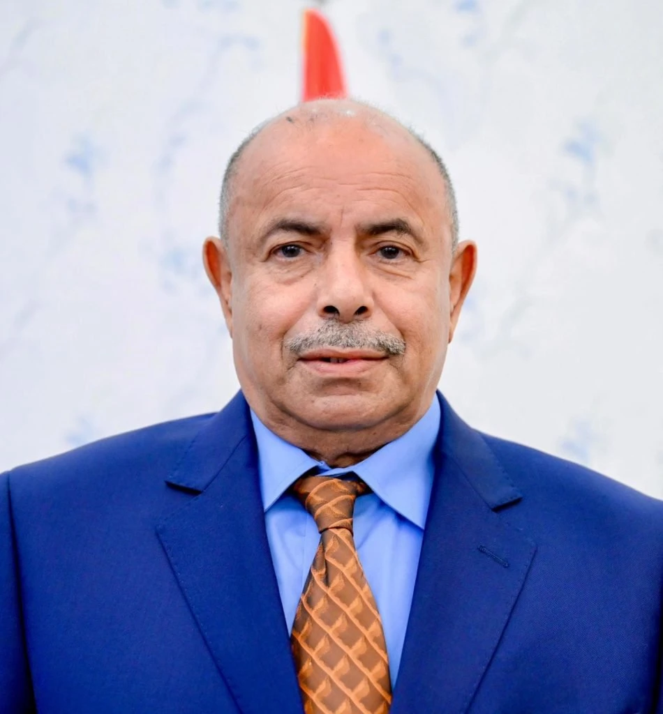 عضو مجلس القيادة الرئاسي سالم الخنبشي يؤدي صلاة عيد الفطر بمدينة المكلا