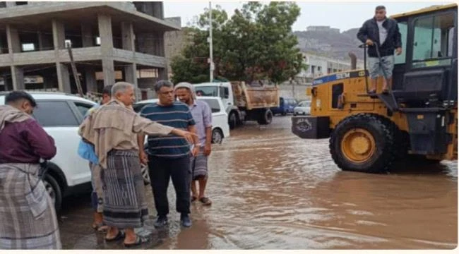 وكيل أول محافظة عدن يتفقد عملية معالجة آثار الأمطار 