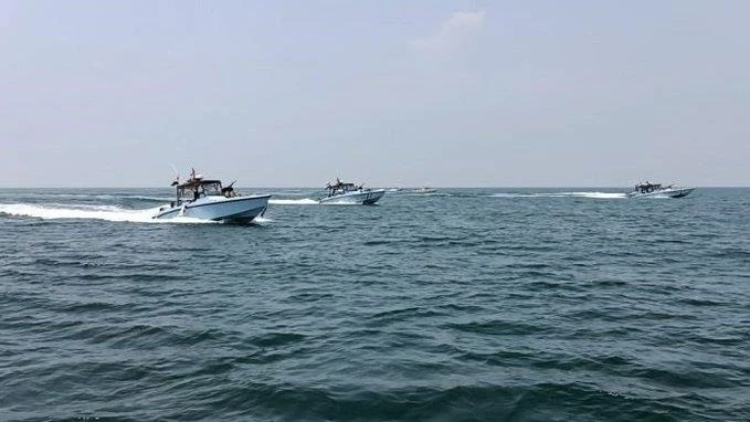 خفر السواحل يوقف قارب تهريب ويضبط 120 مهاجراً في خليج عدن