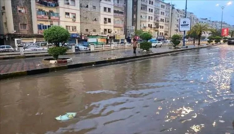 هطول أمطار غزيرة على العاصمة عدن.. وتحذيرات من السيول