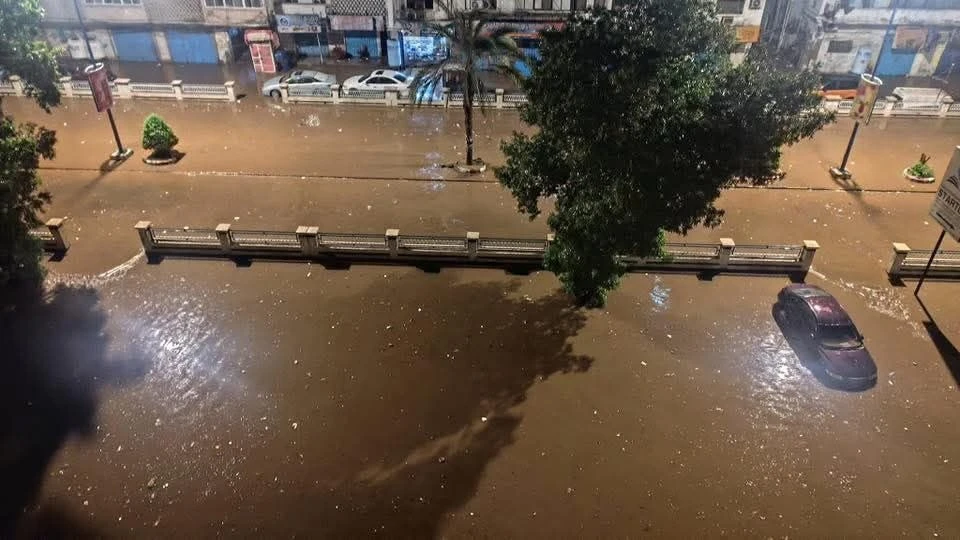 أمطار غزيرة في العاصمة عدن تغمر الشوارع وتحاصر الأحياء السكنية