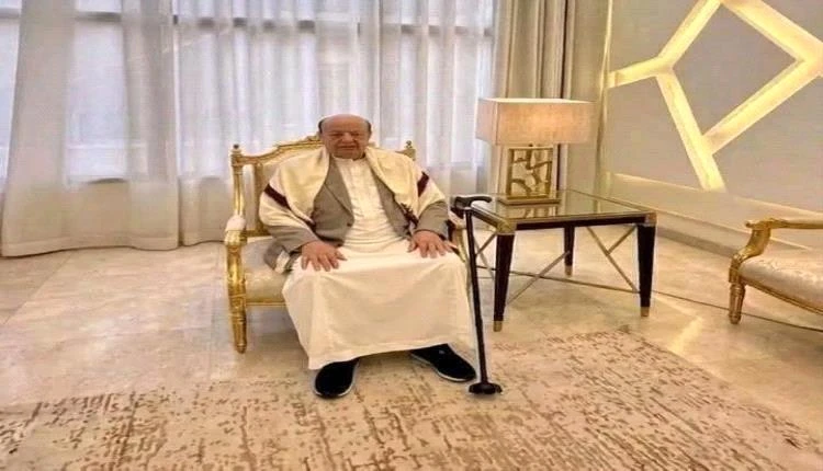 صحافي: غياب العليمي وظهور هادي في الرياض رسائل سياسية ثقيلة تعكس إعادة ترتيب المشهد اليمني