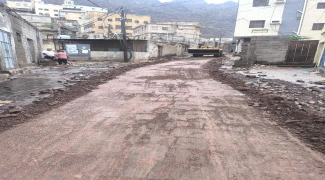 استجابة عاجلة لفتح طرق حي الشعلة بعد أضرار الأمطار في مديرية المعلا