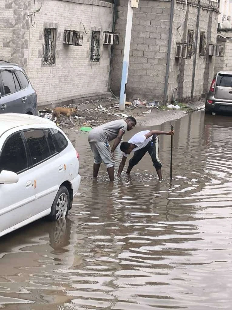 مديرية الشيخ عثمان بعدن تغرق بمياه الأمطار وتفضح المشاريع الهشة للتصريف