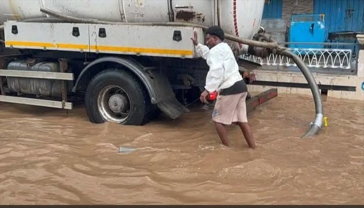 تحرك ميداني عاجل في المعلا بعد أمطار فجر الأحد.. شفط المياه ورفع المخلفات من الشوارع