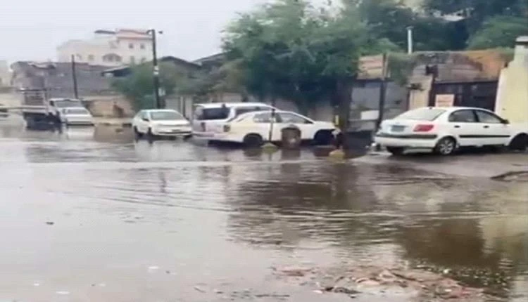 عدن تحت تهديد الأوبئة.. اختلاط خطير بين مياه الأمطار والصرف الصحي