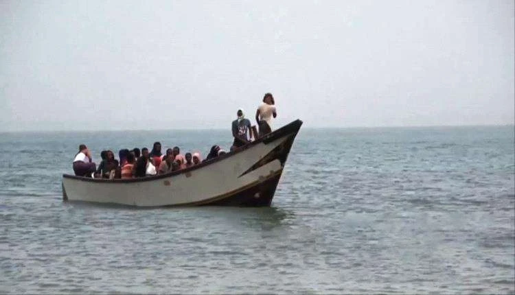 اعتراض قارب تهريب بشر يقل 120 مهاجراً واعتقال 3 مهربين قبالة السواحل اليمنية