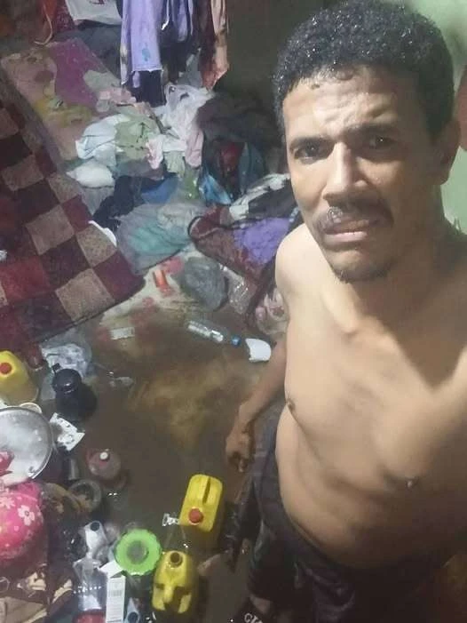 غرق منزل بمياه الأمطار.. ومواطن بعدن يسبح وسط أثاثه