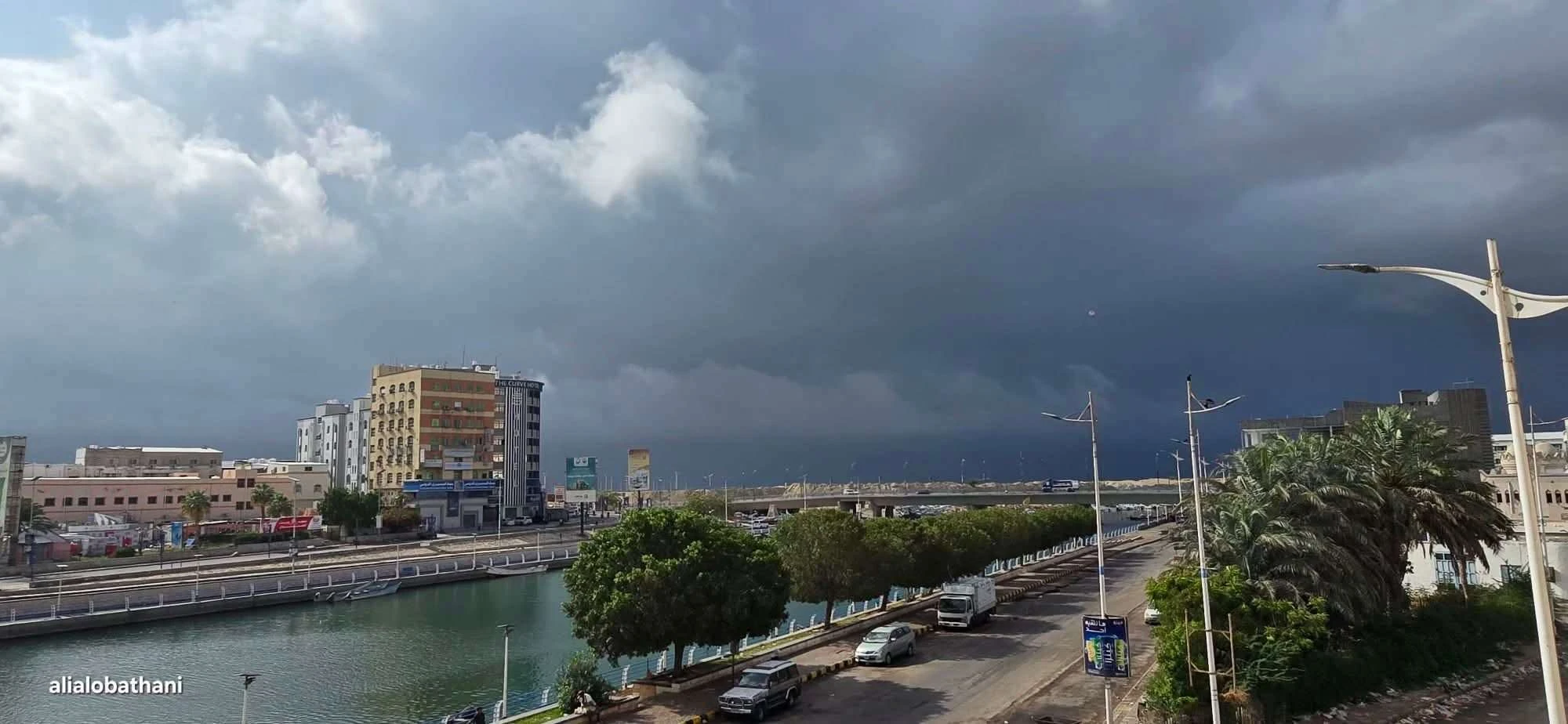 سحابة ماطرة تقترب من سواحل المكلا في هذه الأثناء