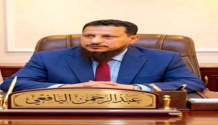 المحافظ عبدالرحمن شيخ يحث الفرق الميدانية على رفع وتيرة العمل لرفع المخلفات وتصريف المياه وإجراء عملية الرش الضبابي