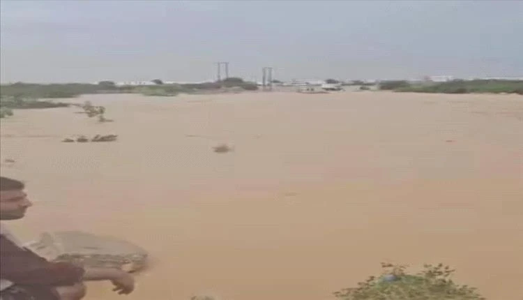 سيول عنيفة تقطع طريق حضرموت – المهرة في الشحر وتشلّ حركة المرور