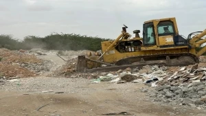 تحسبا للمنخفض الجوي.. بدء إزالة مخلفات السيول من مخارج الجسور في المهرة