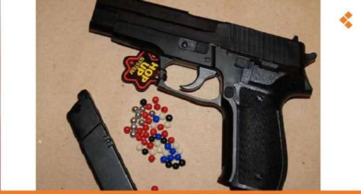 طبيب بعدن يدق ناقوس الخطر: مسدسات الخرز تهدد بفقدان البصر بين الأطفال