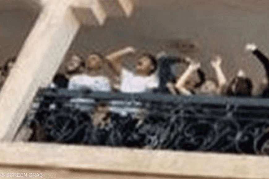 إلقاء أكياس مائية على المصلين يلقى جدلا واسعا في بلد عربي .. و إلقاء القبض على. المتهمين .. تفاصيل