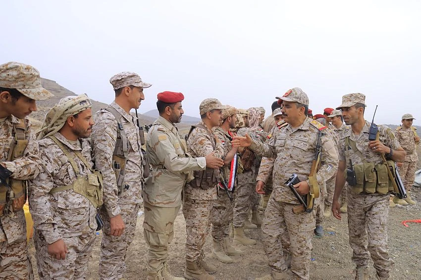 قادة عسكريون يتفقدون جنوداً "بلا رواتب" في الجبهات ويدعون إلى رفع الجاهزية