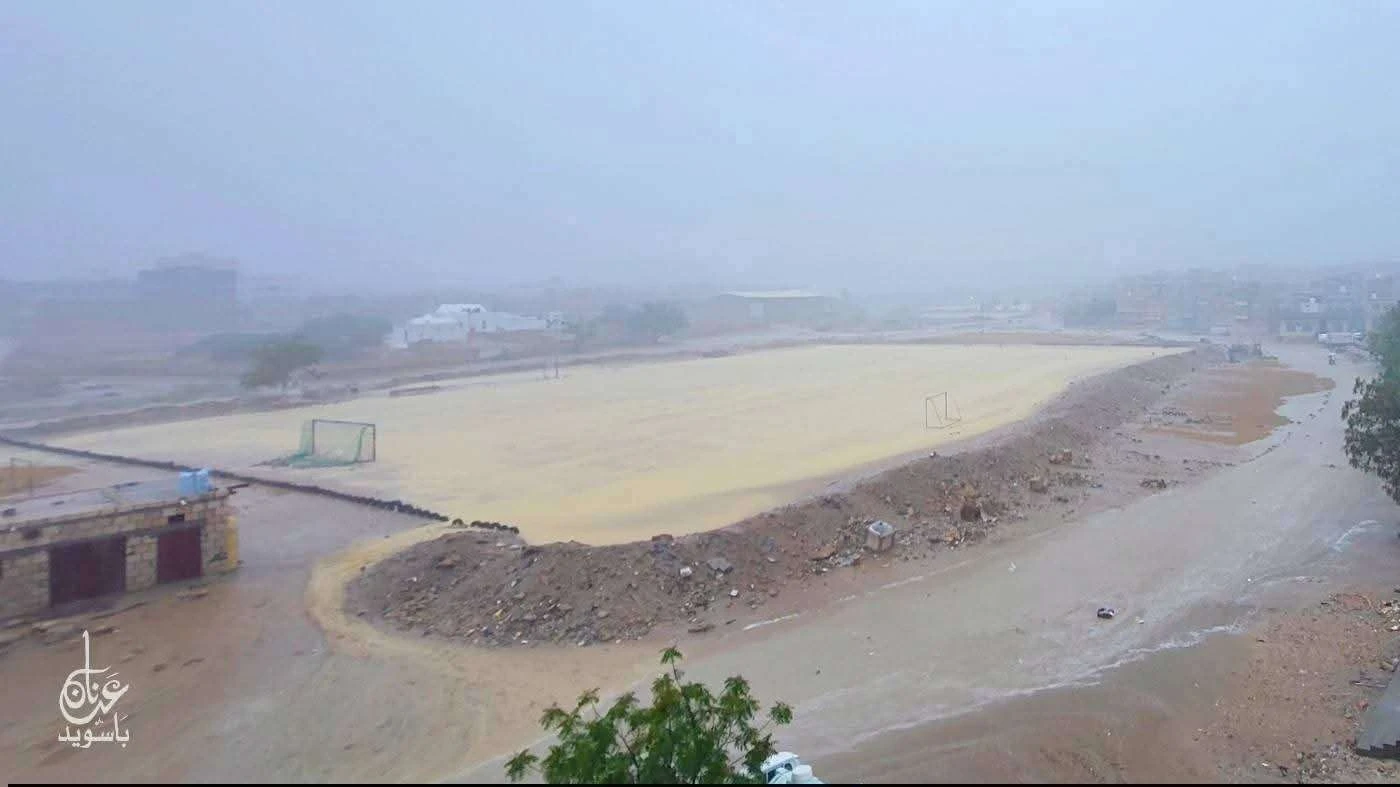 يحدث الآن .. وادي سمعون يفيض وسط الشحر مع استمرار الأمطار