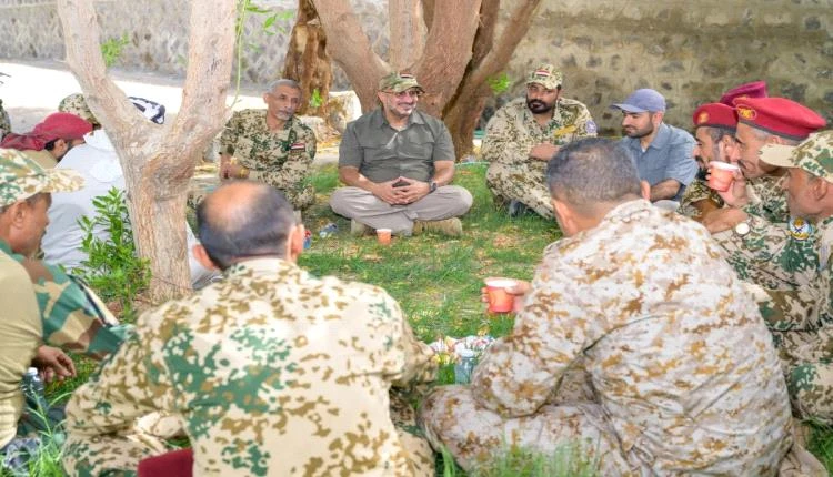 طارق صالح يوجه برفع الجاهزية في محور الحديدة لمواجهة الحوثيين