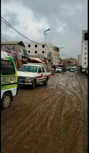 تعز: أمطار التربة تكشف معاناة الشوارع وتحولها إلى برك من الطين
