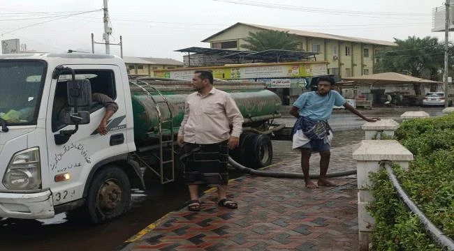 وكيل محافظة عدن لقطاع المشاريع يتفقد أعمال تصريف مياه الأمطار في المعلا وخورمكسر