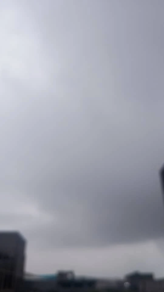 هطول أمطار غزيرة ومتواصلة في عدن صباح اليوم الأحد