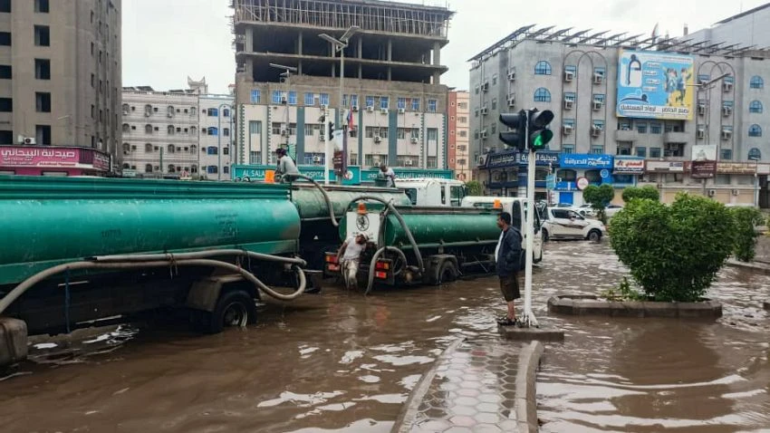 عدن.. الحكومة توجه برفع الجاهزية لمواجهة الأضرار جراء موجة الأمطار