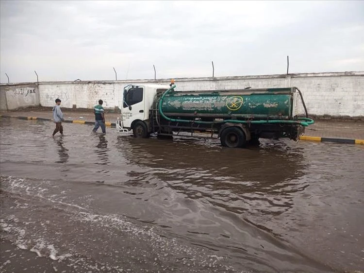 الزهري يتابع أعمال شفط وتصريف مياه الأمطار في أحياء خورمكسر منذ فجر اليوم