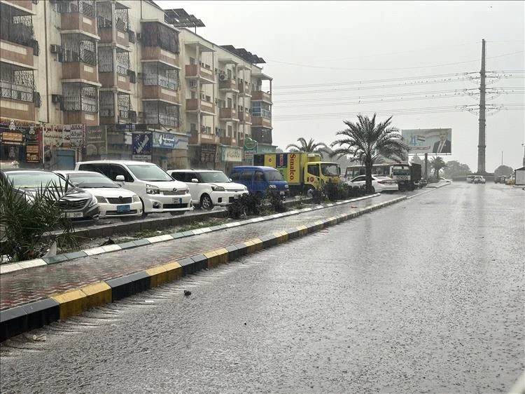 أمطار غزيرة تهطل بحي إنماء في عدن