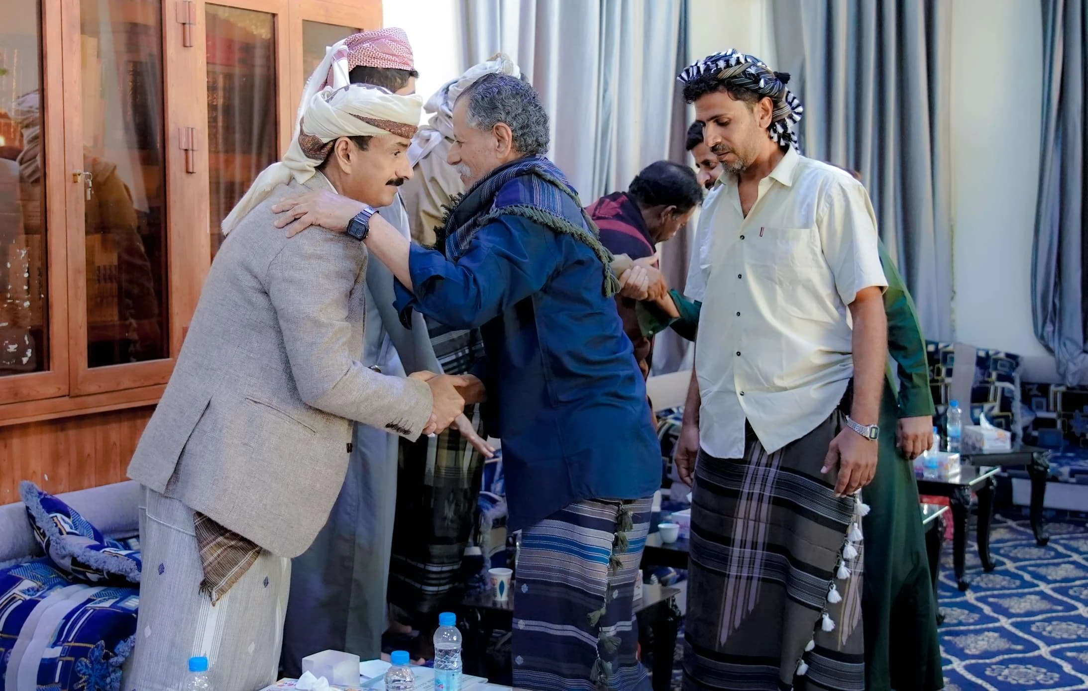 محافظ شبوة  بن الوزير يواصل لليوم الثالث استقبال جموع المهنئين بعيد الفطر المبارك