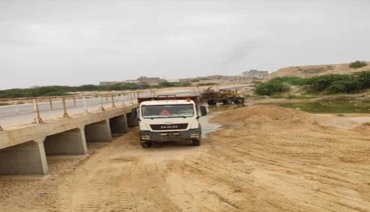 بدء إزالة مخلفات السيول من مخارج الجسور في المهرة