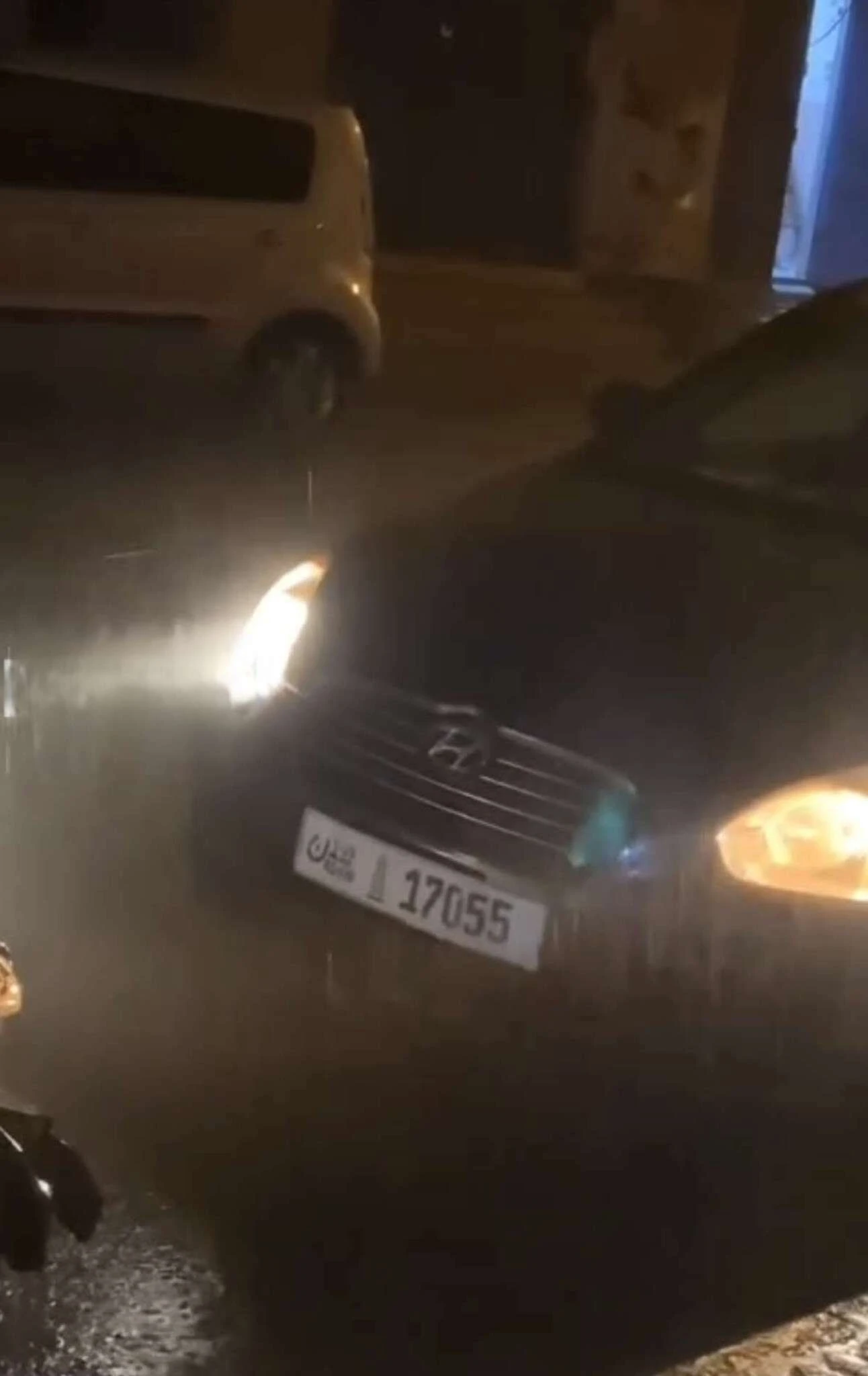 عاجل | بدء هطول الأمطار في المنصورة بعدن