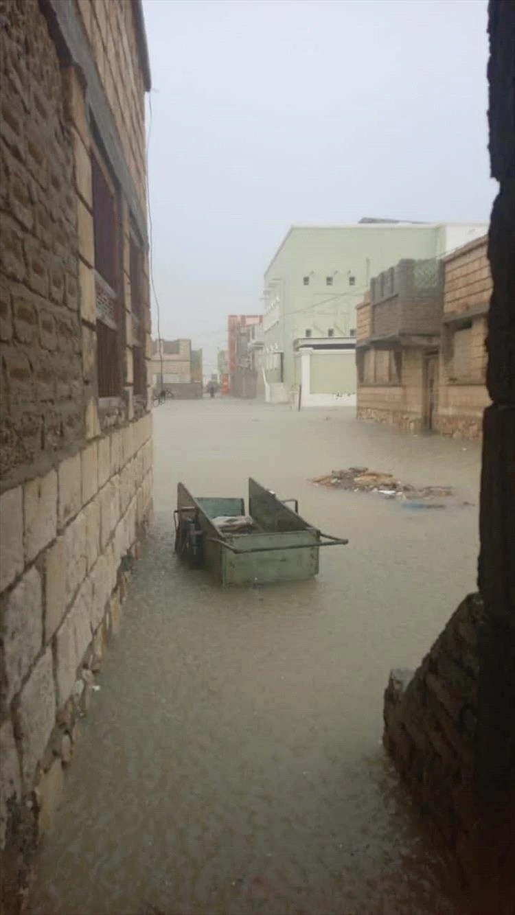 أمطار غزيرة تضرب الشحر ضمن منخفض جوي يؤثر على عدد من المحافظات