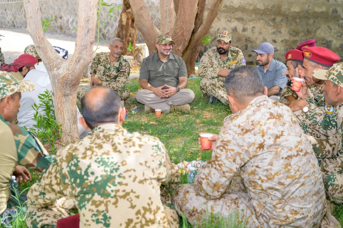 خلال لقاء معايدة مع قيادات محور الحديدة.. طارق صالح يوجه برفع اليقظة ويحيّي تضحيات أبطال تهامة والزرانيق 