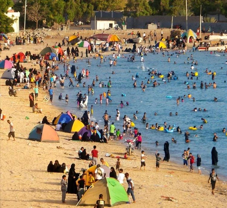 جولد مور تعود للحياة.. آلاف الزوار يتدفقون إلى سواحل التواهي بعد سنوات من القيود