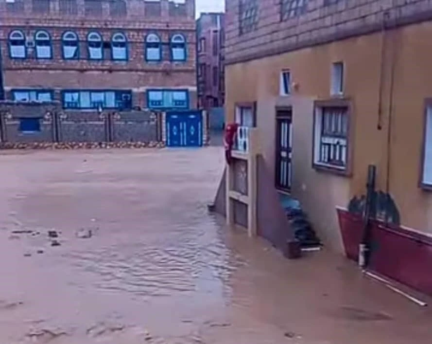 تدفق سيول جارفة في وادي وصحراء حضرموت وتعطل طرق رئيسية