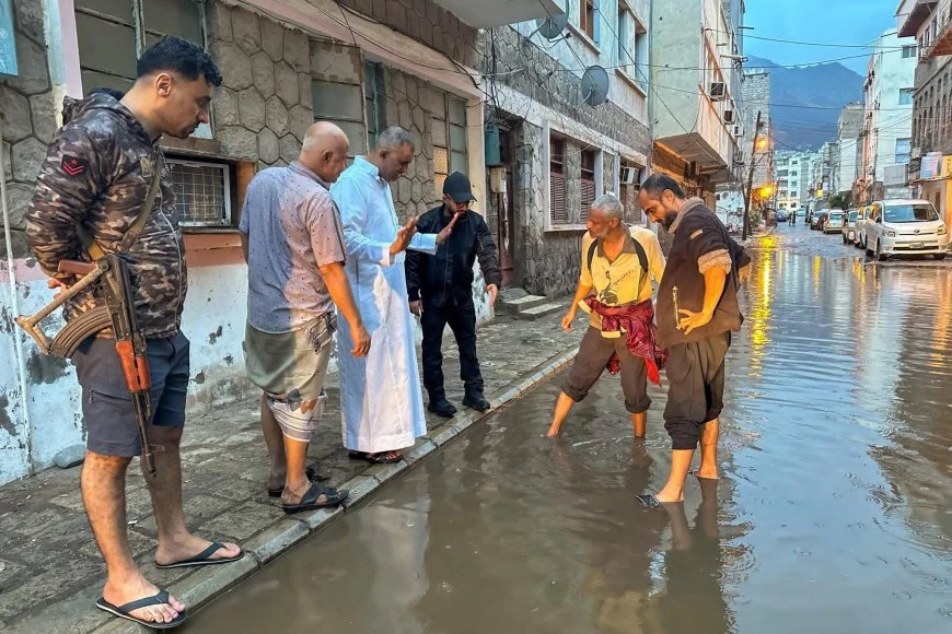 عدن.. مبجر وبن جرادي يطّلعان على مواقع تصريف مياه الامطار وازالة الاضرار عقب الامطار التي شهدتها المديرية
