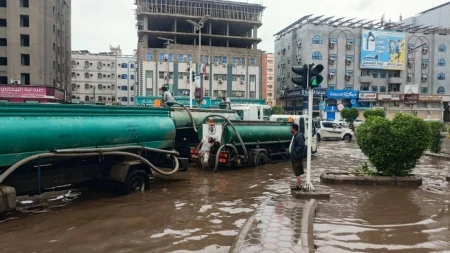 اليمن: سلطات عدن تبدأ عمليات واسعة لفتح الطرق وشفط مياه الأمطار