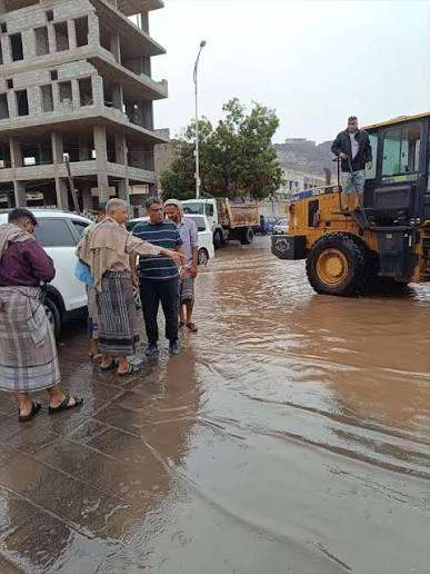 أمطار غزيرة وسيول تضرب حضرموت وعدن.. وتعطل طرق رئيسية دون خسائر بشرية