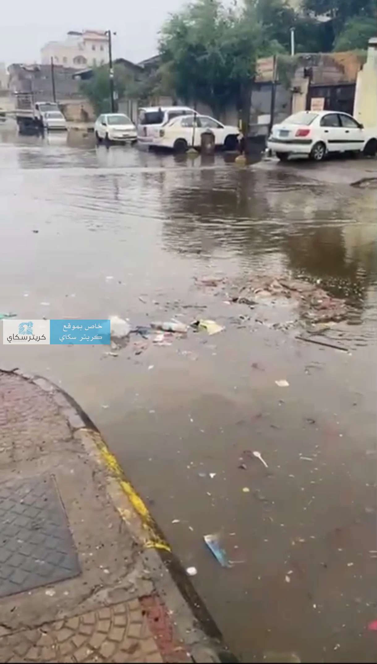 اختلاط مياه الأمطار بالصرف الصحي يهدد بانتشار الأوبئة بعدن