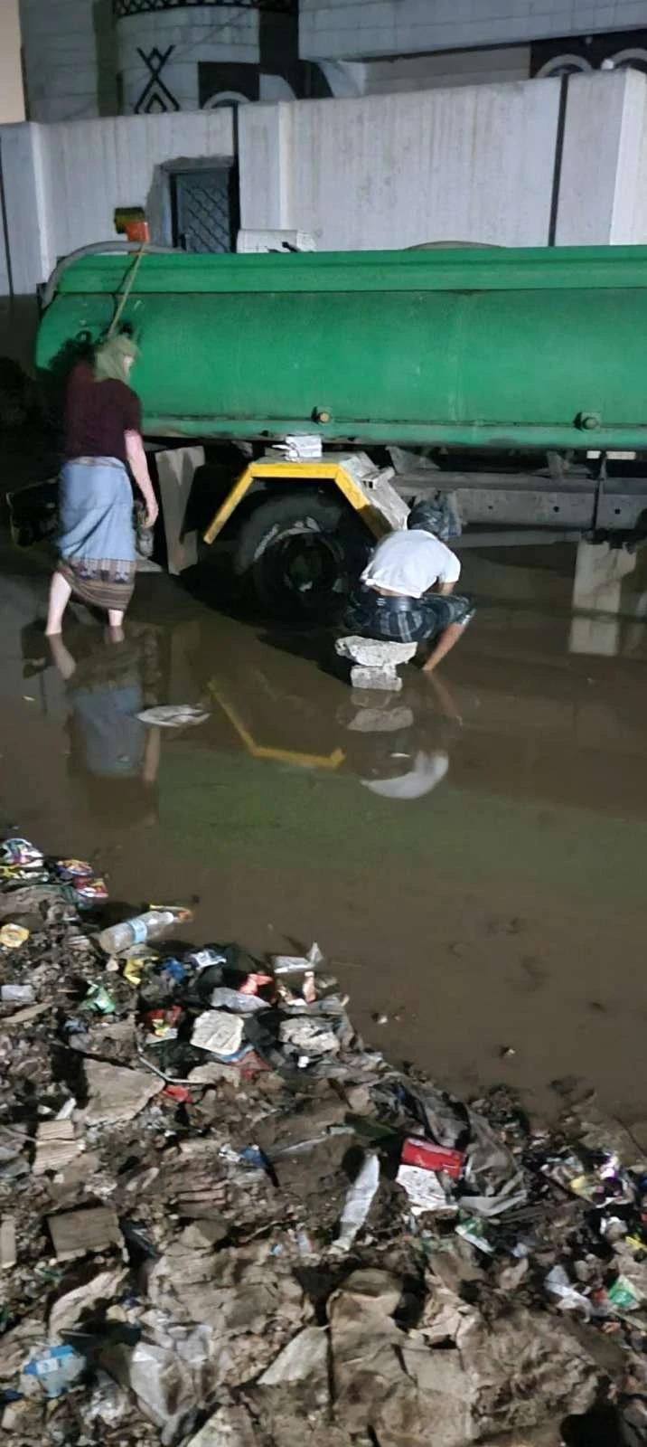يحدث الآن.. جهود مكثفة لفتح الطرقات وتصريف مياه الأمطار في "الشيخ عثمان" (صور)