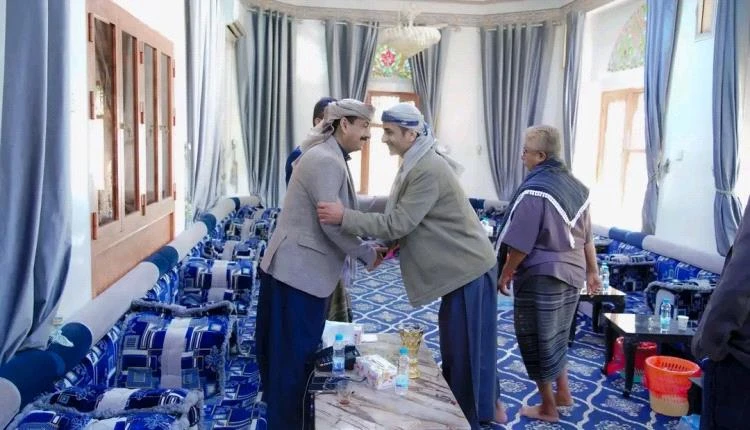 المحافظ بن الوزير يشيد بالتلاحم المجتمعي ووحدة الصف خلال استقبال جموع المهنئين بعيد الفطر المبارك