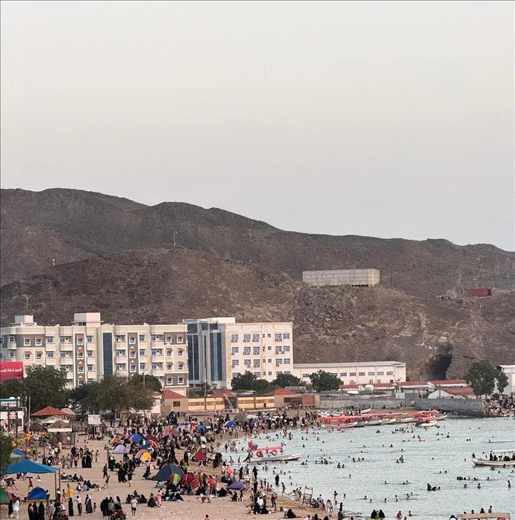 ساحل جولد مور بعدن يشهد زحامًا لافتًا في رابع أيام العيد وسط إشادة بالتنظيم الأمني