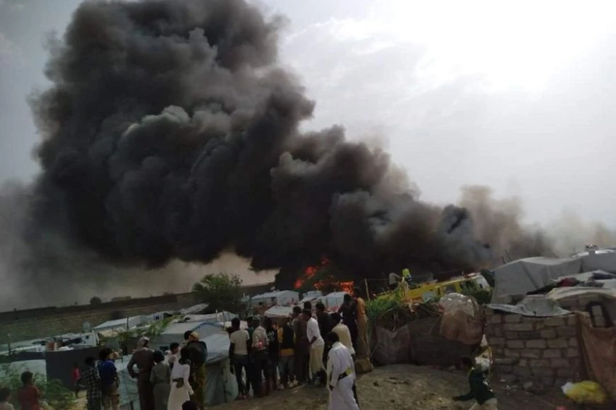 نيران تعمق من معاناة النزوح.. خسائر مادية فادحة في حريق مخيم الجفينة بمأرب