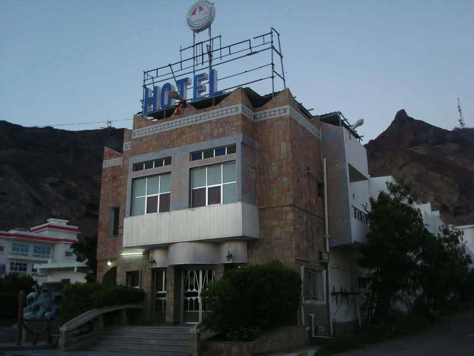 فتحي بن لزرق يوضح بشان الاستيلاء على مباني الانتقالي بعدن ويكشف عن البسط على فندق في جولدمور