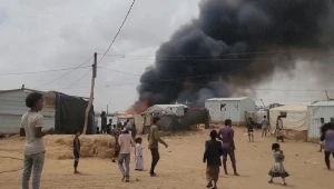 حريق يلتهم مخيم للنازحين في مارب ويضاعف مأساة النزوح في اليمن (فيديو)